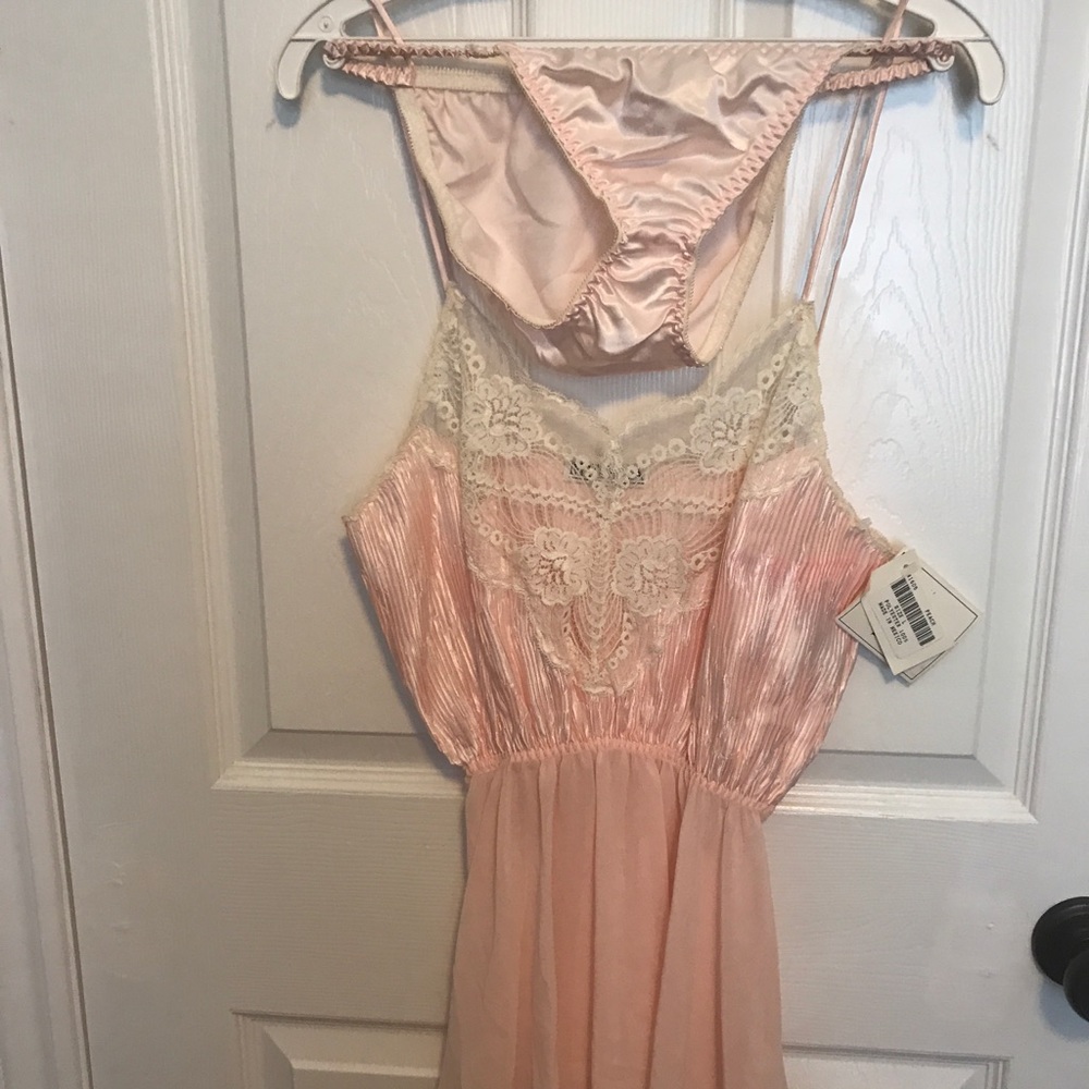 NWT-lingerie set in peach